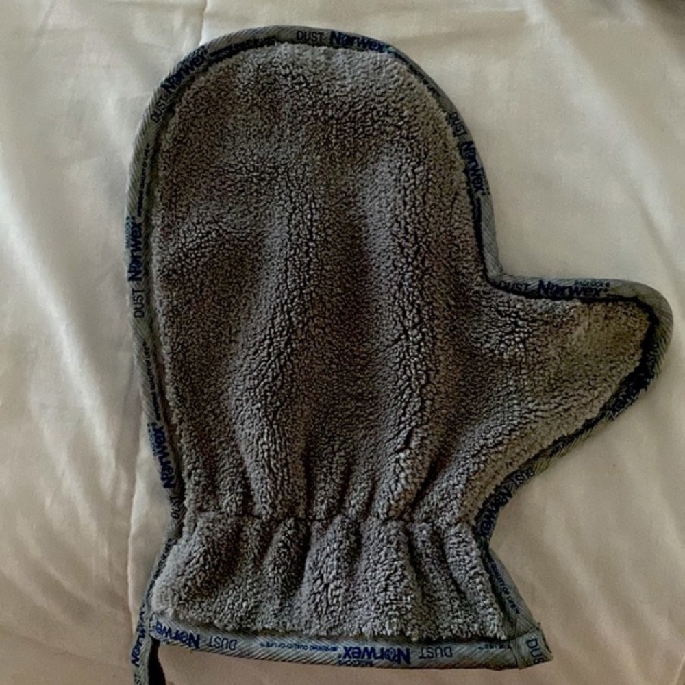 Dusting Mitt by Norwex w/BacLock. BNWT. Static charge keeps dust in the Mitt.